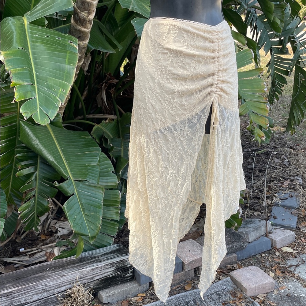 Cream lace asymmetric skirt with slit front